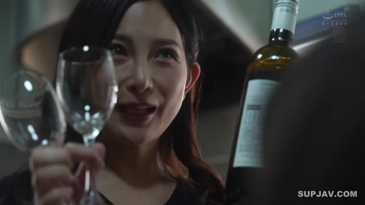 室内 · 脸部特写 · 站立 · 红酒 · 妩媚 · 熟女 · 黑色上衣 · 劝酒