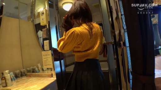 酒店洗手间 · 黄色针织衫与黑色短裙
