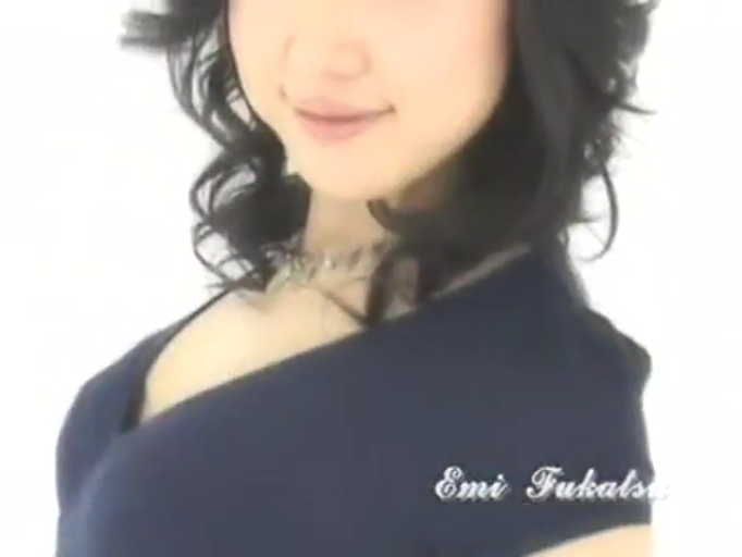 肩部特写 · 微笑 · 室内工作室 · 项链 · 深色圆领上衣
