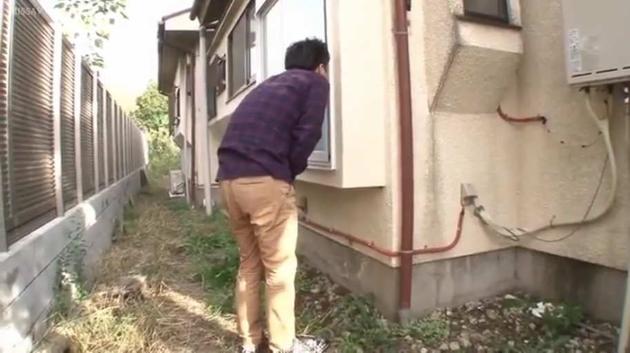 卡其裤 · 全景 · 窗外 · 躬身站立