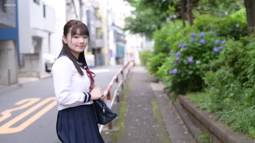 脸部特写 · 温柔 · 白色水手服上衣 · 书包 · 户外街道 · 清晨或放学时段