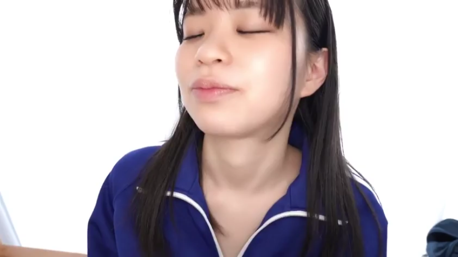 室内 · 舒适 · 面部特写 · 清纯风 · 拉链运动外套