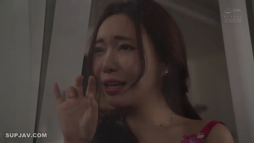 室内 · 委屈 · 脸部特写 · 首饰 · 谈话 · 长发 · 红色吊带裙 · 侧头举手