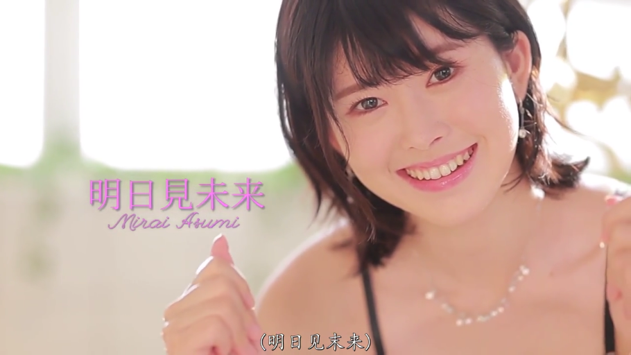 室内 · 面部特写 · 甜美微笑 · 细肩带吊带衫