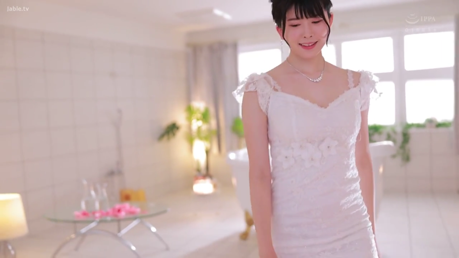 浴室 · 中景 · 站姿 · 白色礼服