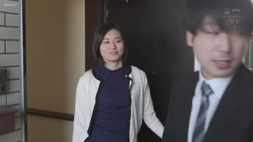 微笑 · 室内门口 · 女性面部特写 · 女性穿着深蓝色高领内搭外搭白色针织开衫