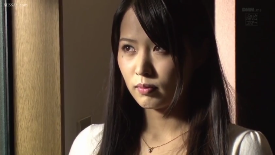 室内 · 若有所思 · 五官细节 · 白色上衣 · 项链 · 画质清晰