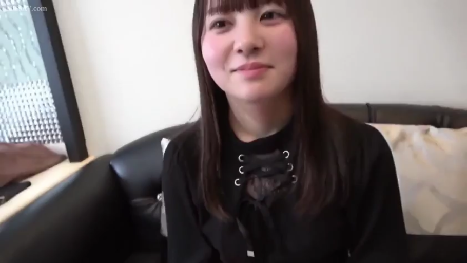 坐姿 · 微笑 · 半身特写 · 室内沙发 · 黑色上衣 · 采访 · 受访
