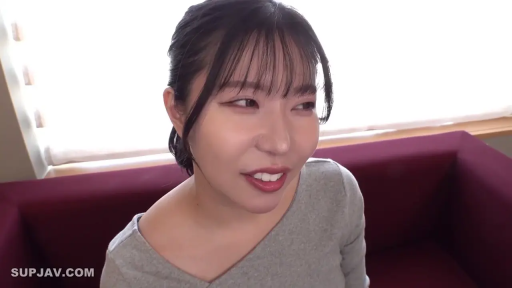 室内 · 脸部 · 注视 · 灰色针织衫 · 正面 · 露齿笑 · 紫色沙发