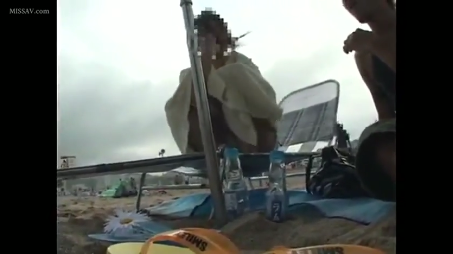 白色浴巾 · 海滩 · 自然放松 · 波子汽水瓶