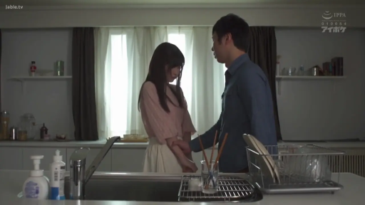 厨房 · 洗碗台 · 粉色长袖上衣 · 两人侧面中景 · 男人目光直视