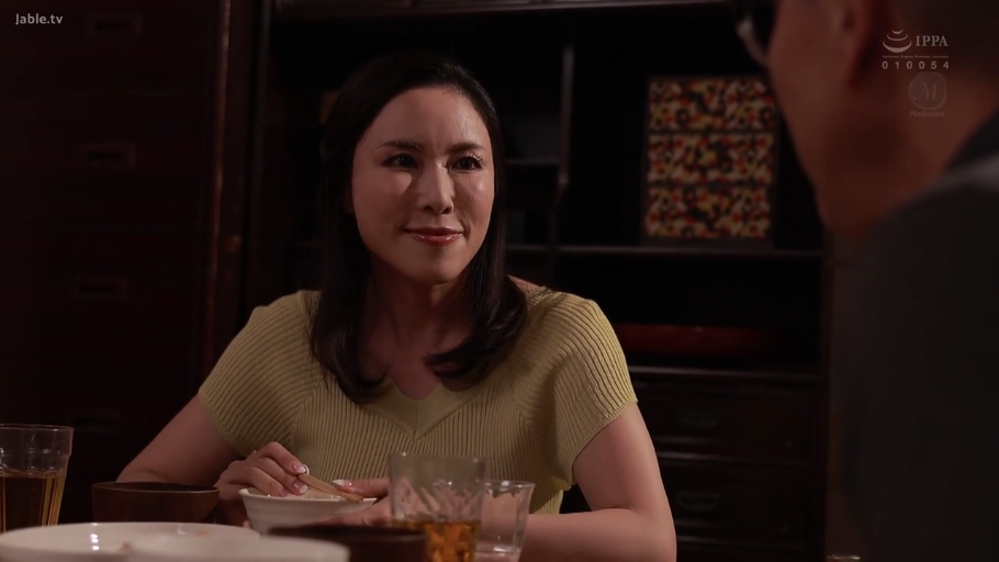 坐姿 · 微笑 · 上半身特写 · 熟女 · 用餐 · 居家室内 · 碗筷 · 黄色针织上衣