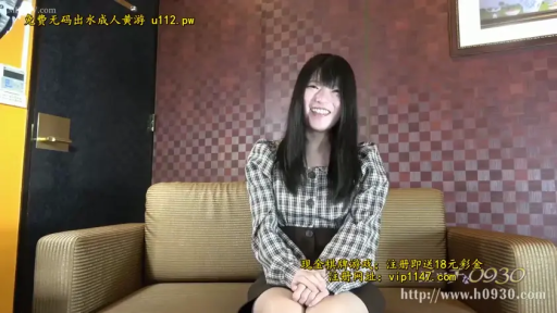 室内 · 坐姿 · 中景 · 沙发 · 微笑 · 面对镜头 · 长发 · 格纹衬衫