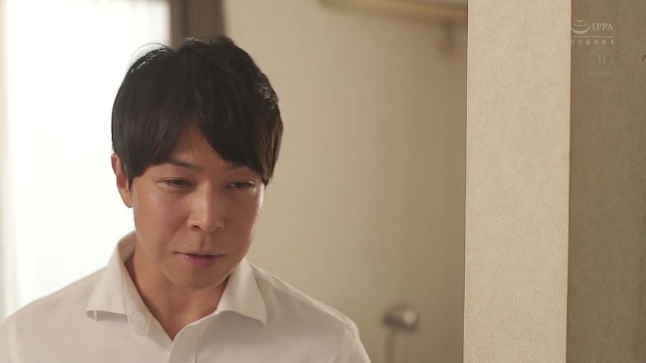 室内 · 专注 · 站立 · 白色衬衫 · 面部特写 · 凝视 · 成年男性