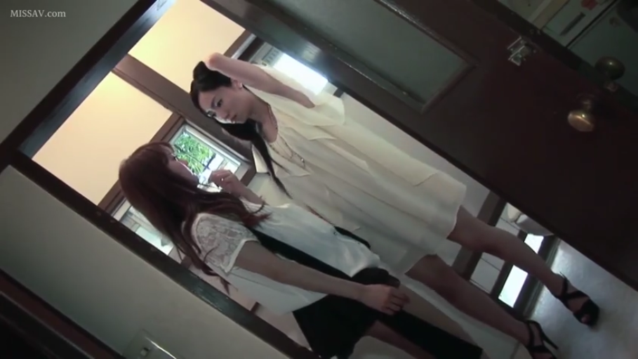 室内 · 严肃 · 全身 · 站立 · 连衣裙 · 门框 · 对视 · 双人