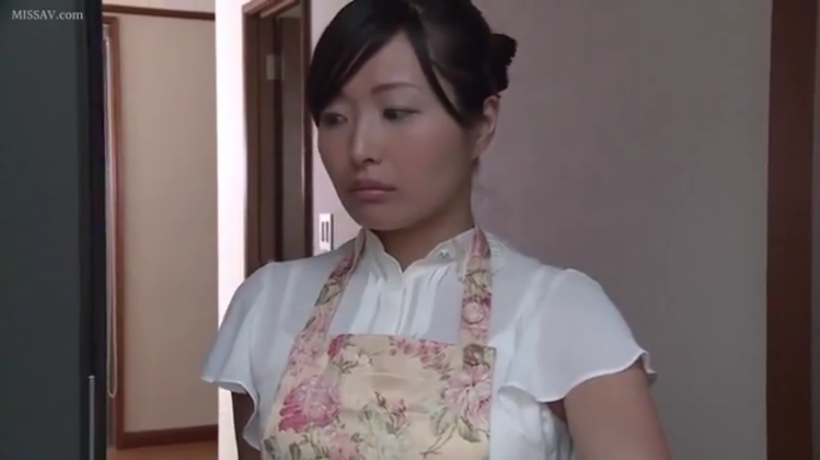 Confused · 面部特写 · 室内走廊 · Floral apron · 碎花围裙