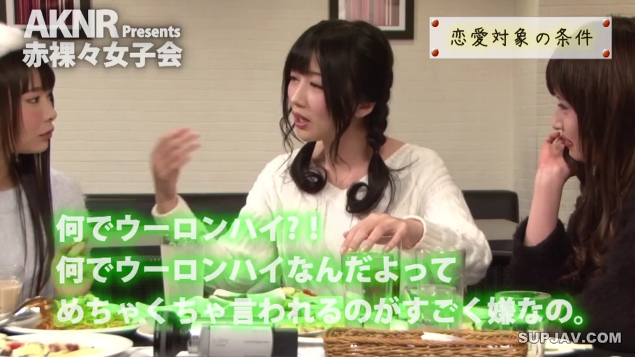 倾诉 · 白色针织衫 · 餐厅 · 室内灯光 · 饮料 · 中间女子的面部特写
