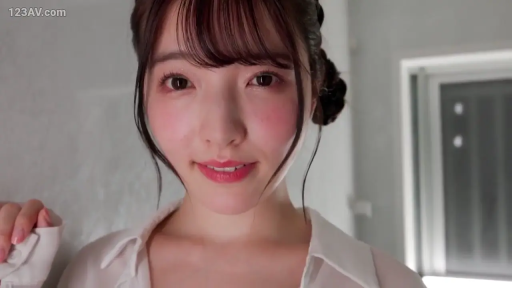 室内 · 脸部特写 · 白衬衫 · 微笑 · 注视 · 亚洲女性 · 正对镜头