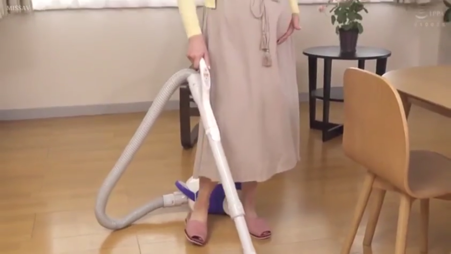 客厅 · 下半身特写 · 吸尘器 · 粉色拖鞋