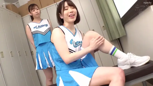 坐姿 · 中景 · 微笑 · 更衣室 · 储物柜 · 啦啦队服 · 按摩腿部 · 日本