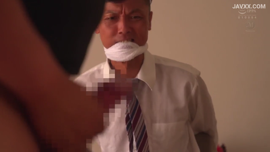 室内 · 被迫 · 白色正装衬衫 · 口交 · 男人面部特写 · 堵嘴毛巾 · 嘴部被白毛巾严密堵住