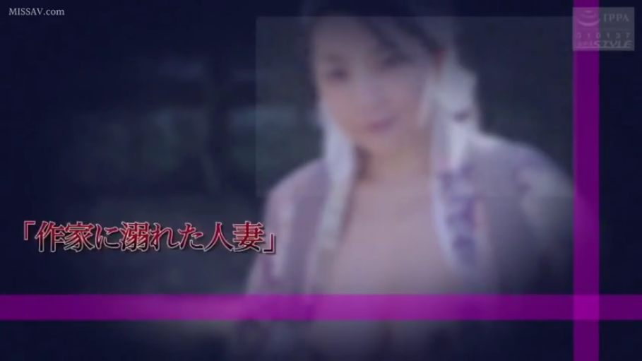 露肩上衣 · 视频水印 · 人物面部特写 · 微笑着看向镜头