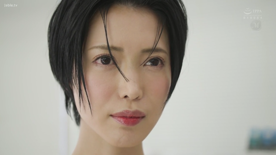 室内 · 忧郁 · 面部特写 · 凝视 · 熟女 · 正面