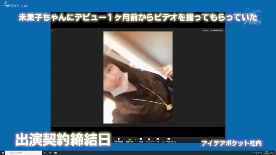 室内 · 自然 · 项链 · 深色上衣 · 视频会议界面 · 人物脸部特写