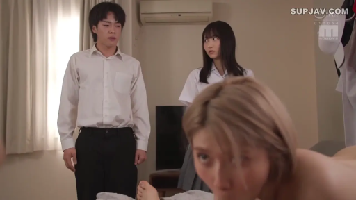 平静 · 卧室 · 口交 · 金发女优面部特写 · 校服上衣（女学生）
