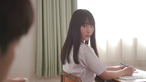 教室 · 中景 · 惊讶 · 课桌椅 · 清纯系 · 书写 · 白色短袖衬衫 · 坐姿回头