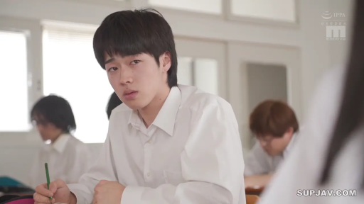 坐姿 · 严肃 · 教室 · 白衬衫 · 面部特写 · 课桌 · 注视 · 校园