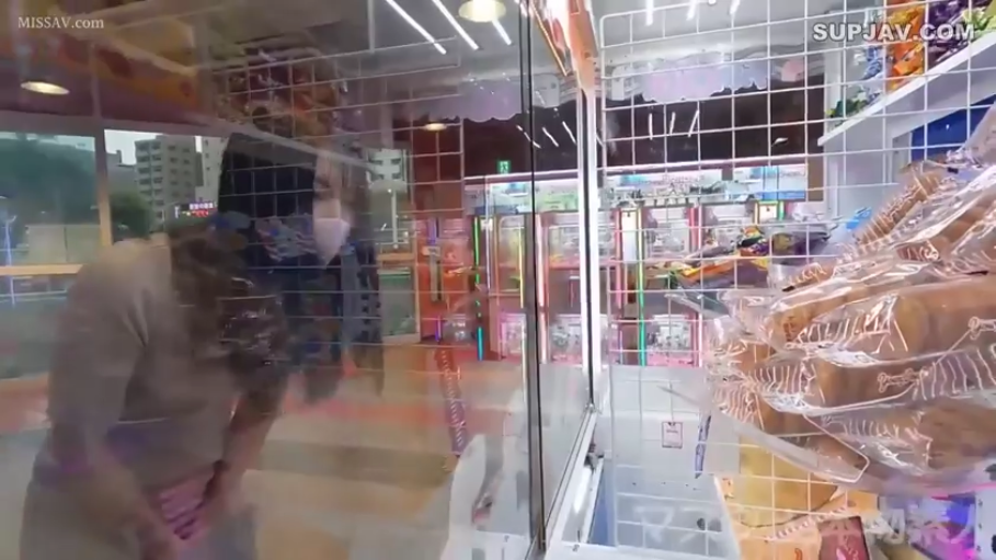 模糊 · 口罩 · 短裤 · 戴口罩面部 · 夹娃娃机店