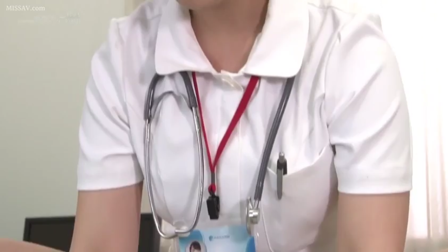 诊室 · 上半身特写 · 挂绳工作牌 · 白色护士短袖制服