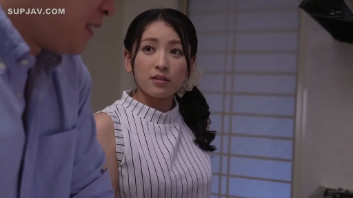 室内 · 交谈 · 站立 · 中景 · 日本AV · 疑惑 · 无袖条纹衫