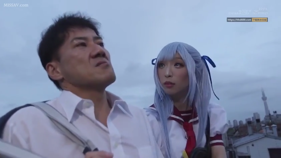 若有所思 · COS服装 · 楼顶 · 假发 · 中景镜头 · 多云天气