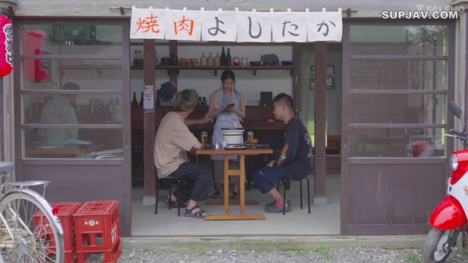 日常 · 休闲T恤 · 烧肉店 · 炭火炉 · 店铺招牌写着烧肉よしだか