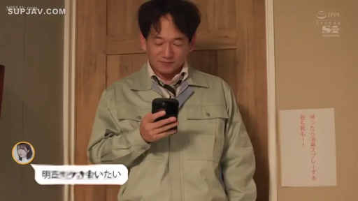 室内 · 站立 · 微笑 · 半身 · 看手机 · 手机 · 工作服 · 中年人