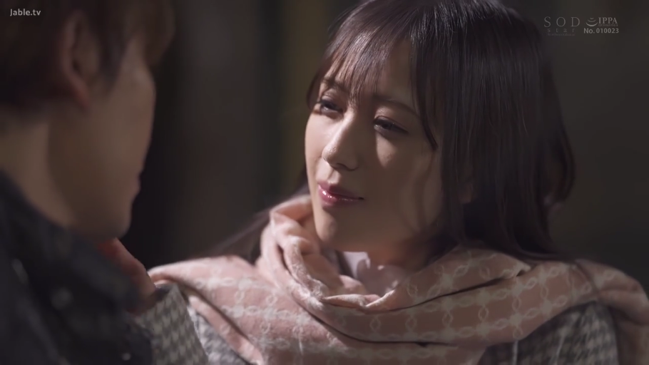 脸部特写 · 户外 · 围巾