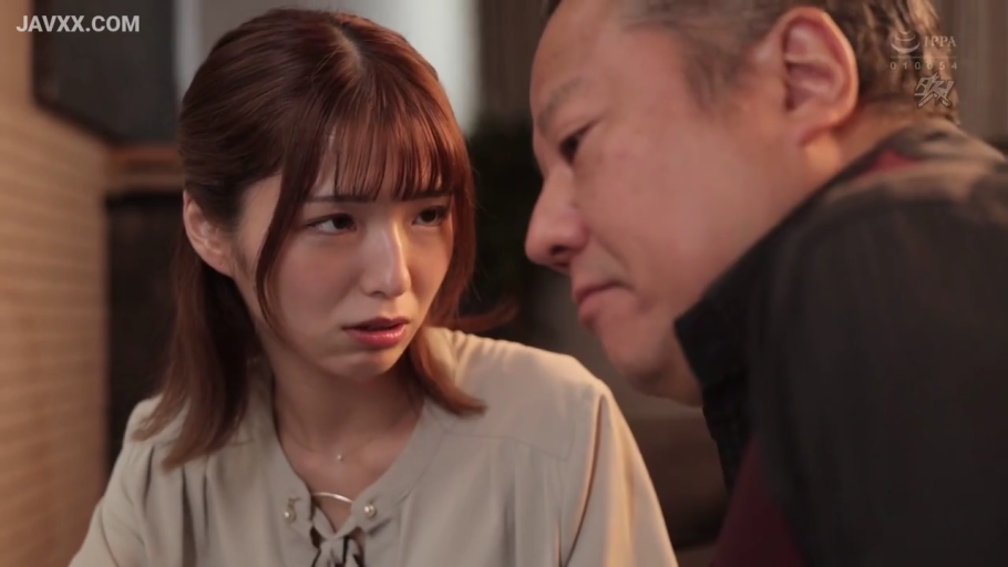 室内 · 女子神情凝重 · 中年男子侧脸 · 女子米色上衣