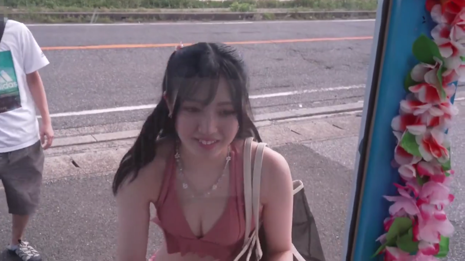 胸部特写 · 微笑 · 路边 · 花环装饰 · 阳光充足 · 粉色吊带上衣