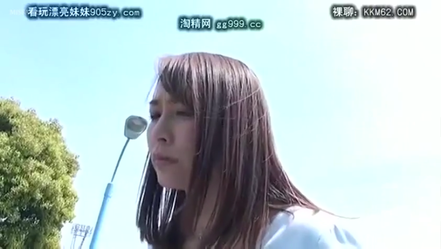 站立 · 平静 · 面部特写 · 凝视 · 户外 · 长发 · 浅色上衣