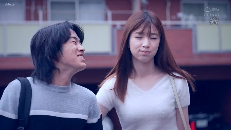 中景 · 针织衫 · 背包 · 户外街道 · 走路 · 并排站立 · 男女同行 · 闭眼搞怪