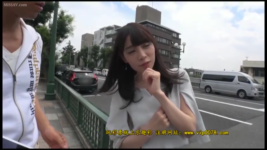人行道 · 白色短袖上衣 · 无 · 户外白天 · 女子上半身侧拍 · 略带犹豫