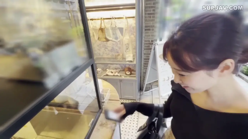 站立 · 微笑 · 侧脸 · 商店 · 街拍 · 包包 · 购物 · 黑色紧身上衣