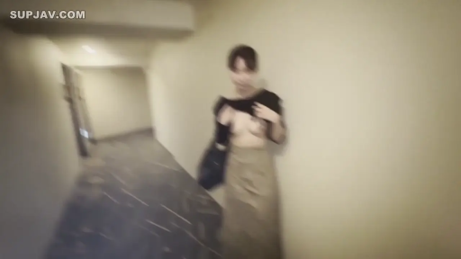 露乳 · shy · Hotel Corridor · 上半身特写 · 长裙