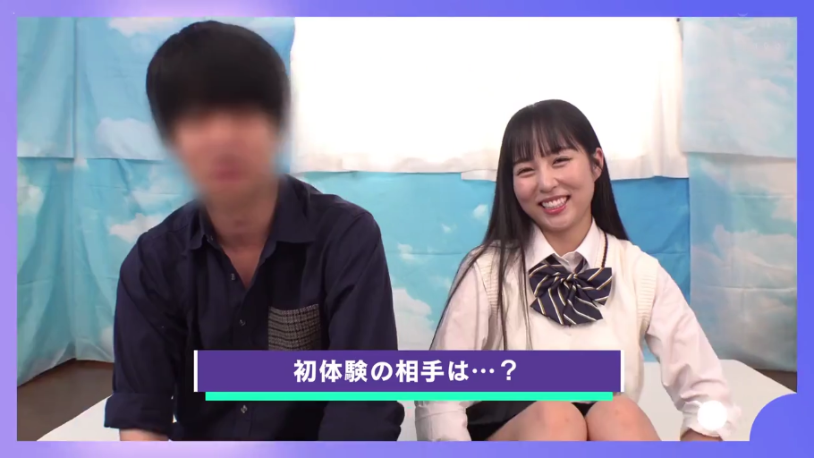 摄影棚 · 领结 · 女性面部特写 · 女性开朗微笑 · 字幕横条 · 画面下方有初体验相关内容的日语字幕