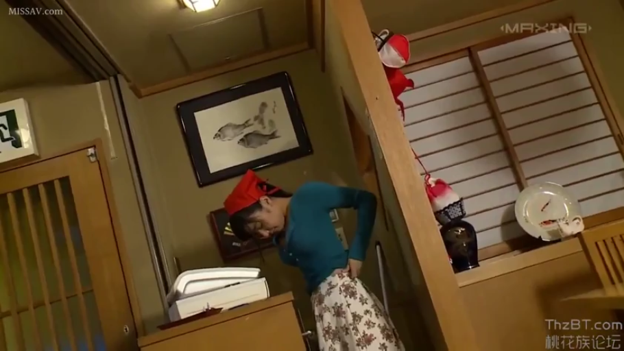 全身 · 站姿 · 日式餐厅 · 整理衣服 · 服务员制服