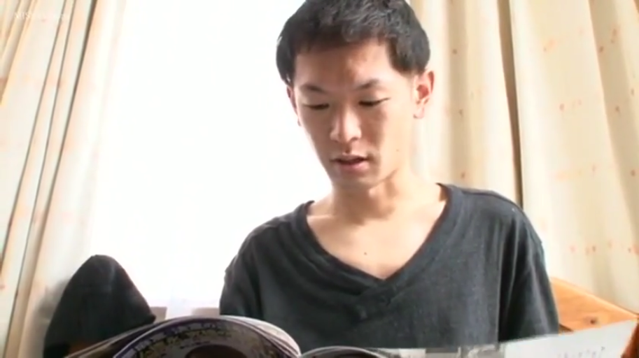 室内 · 坐姿 · 专注 · 半身特写 · 阅读 · 黑色V领上衣 · 成年男性 · 杂志