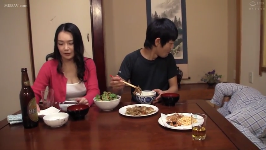 啤酒 · 家庭餐桌 · 女性粉色针织开衫 · 人物半身特写 · 桌上摆满食物和酒 · 日常交流表情