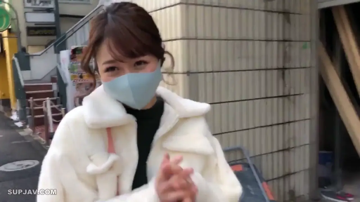 看着镜头 · 面部特写 · 口罩 · 日本城市小巷 · 黑色内搭 · 实拍感